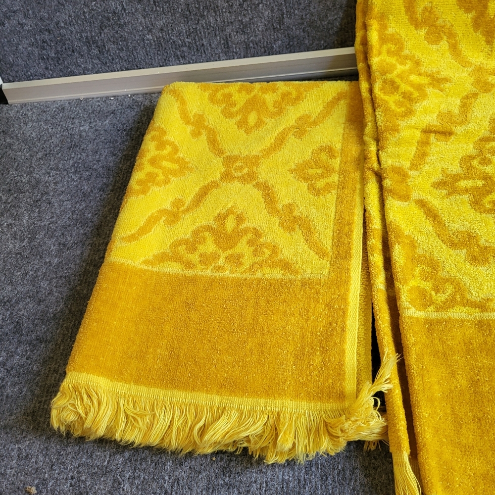 Vintage St Mary’s towels and washcloth golden yellow - Picture 2 of 5
